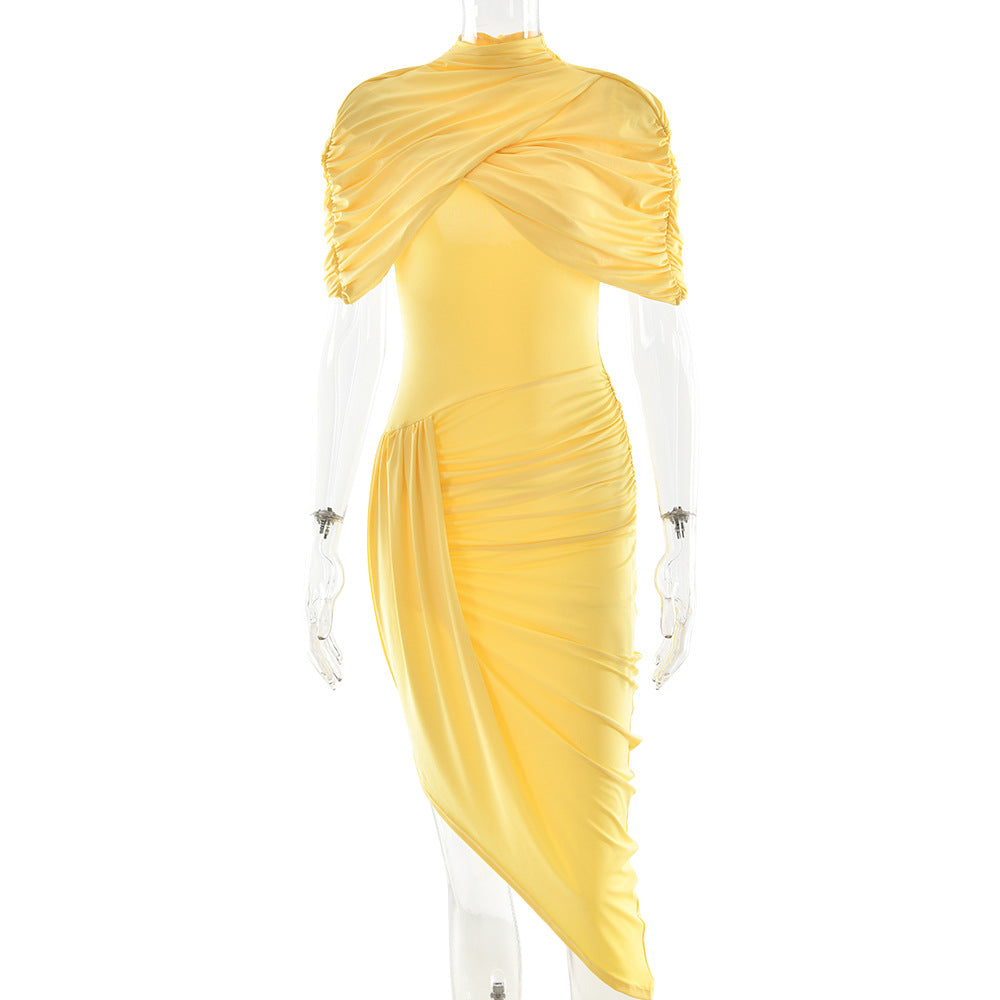 Vestido plisado sin espalda con chal