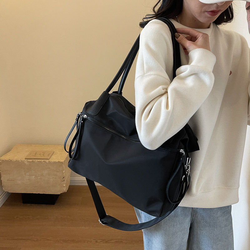 Bolso de mano minimalista de color sólido