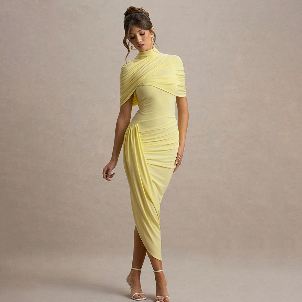 Vestido plisado sin espalda con chal