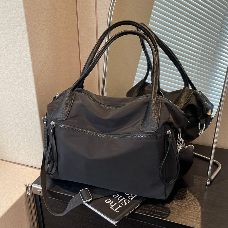 Bolso de mano minimalista de color sólido