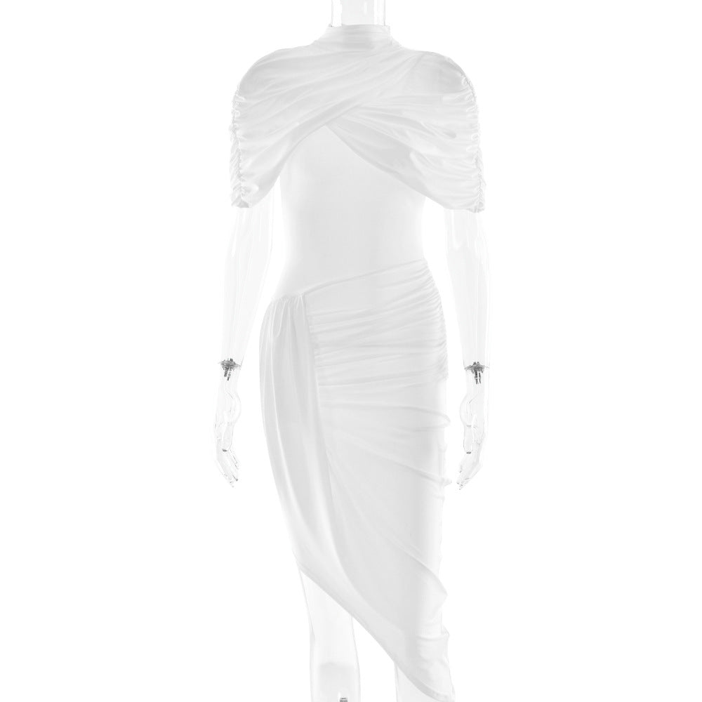 Vestido plisado sin espalda con chal